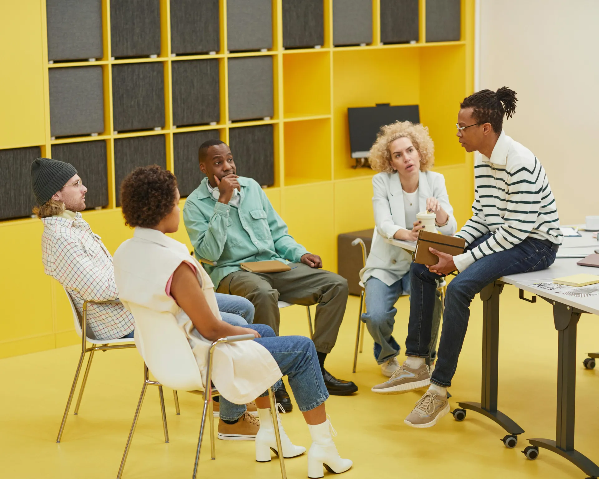 pexels moe magners 7495488 svenska lätt konversation 2